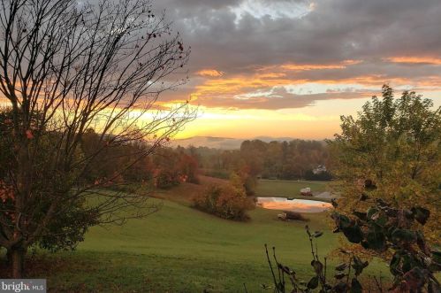 30 Red Oak View Ln, Sperryville, VA 22740-2158