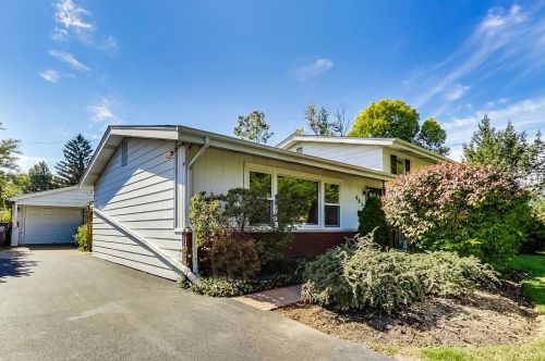 605 Greenwood Dr, Mount Prospect, IL 60056-1349
