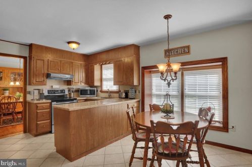 202 Suncrest Rd, Lancaster PA  17601-4835 exterior