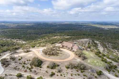 1000 Lost Creek Rd, Mount Sharp, TX 78620-3210