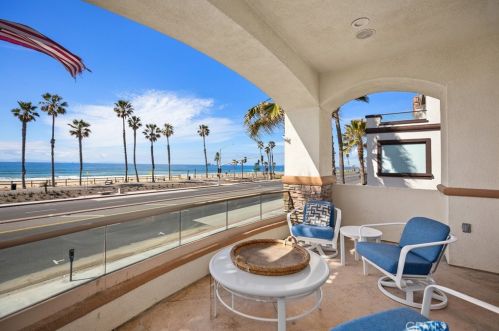 1610 Pacific Coast Hwy, Huntington Beach CA  92648-4434 exterior