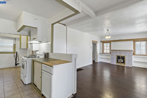 2304 Sacramento St, Berkeley, CA 94702-2128
