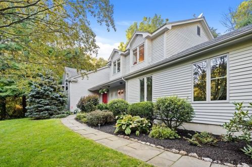 33 Wake Robin Ln, Huntington, CT 06484-2006
