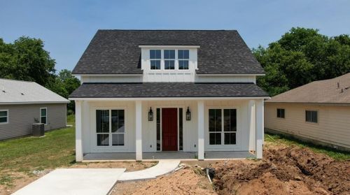 910 Country Club Dr, Seguin, TX 78155-7169