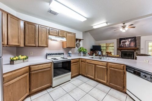 236 Dogwood Ln, Huntsville, TX 77320-7102