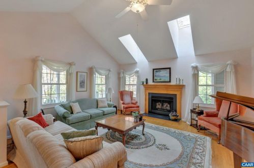 9 Leisure Ct, Bybee, VA 22963-2433