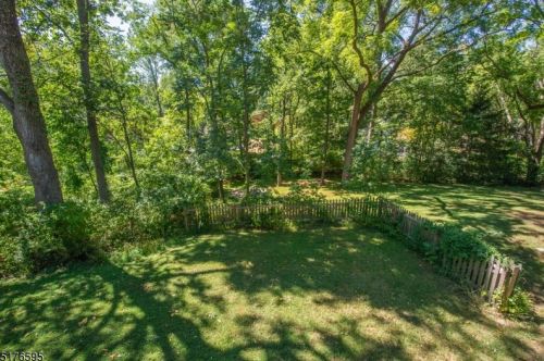 5 Pickwick Ln, Mountain Lakes, NJ 07046-1434