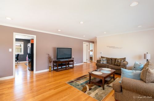 6921 Oakton Ct, Niles IL  60714-3014 exterior