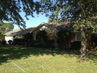 1225 Shelly Ln, Edmond, OK 73034-8113