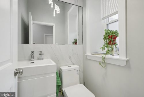 2037 6 St, Philadelphia PA 19140-4528 exterior