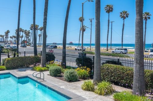 1200 Pacific Coast Hwy, Huntington Beach CA  92648-4849 exterior