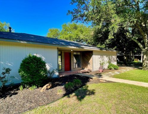 2200 Puma Dr, Bryan, TX 77807-2617