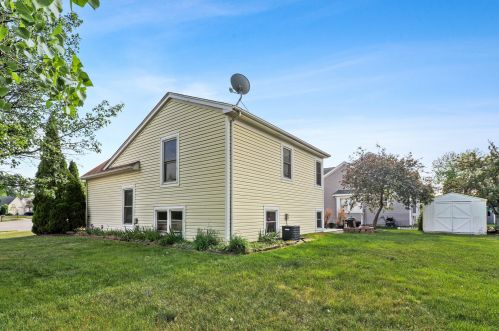 10 Fillmore Ln, Streamwood, IL 60107-1380