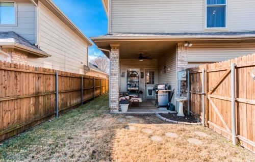 2210 Meadowstone Dr, Carrollton TX 75006-2642 exterior