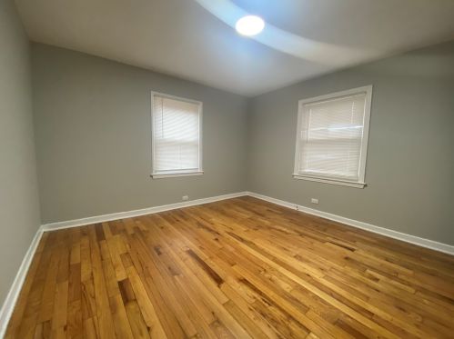 7610 Jeffery Blvd, Chicago, IL 60649-4016
