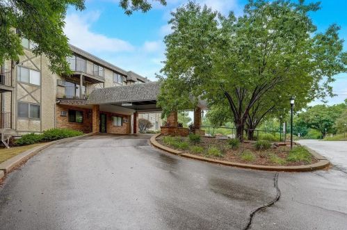 1304 Medicine Lake Dr, Minneapolis MN  55441-4814 exterior