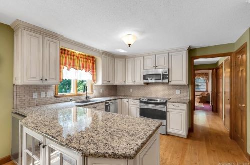110 Lexington Rd, Glastonbury, CT 06033-4341