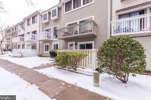 12763 Cara Dr, Woodbridge VA  22192-2734 exterior
