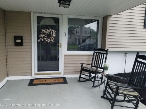 3 Marc St, Hazlet, NJ 07730-1628