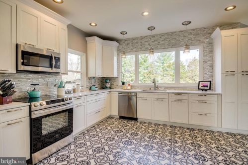 4241 Berry Rd, Gainesville, VA 20155-1120