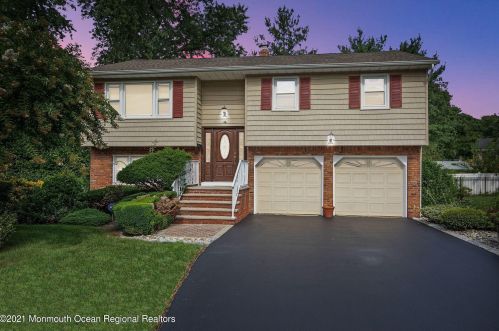 46 Tanglewood Rd, Middletown, NJ 07748-1034