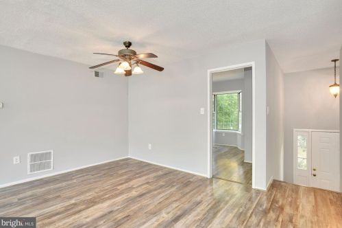 2351 Hunters Square Ct, Herndon, VA 20191-2821
