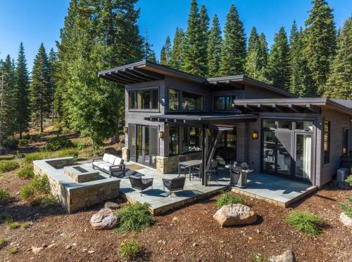 8370 Valhalla Dr, Truckee CA  96161-4296 exterior
