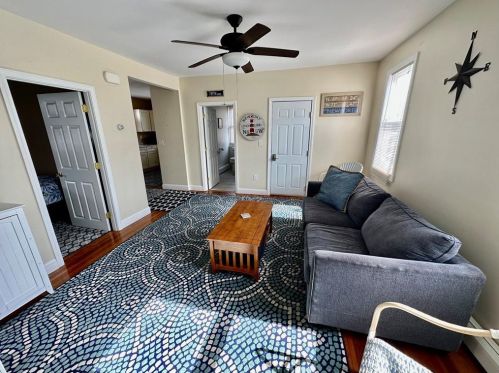 668 Thames St, Middletown, RI 02840-6737