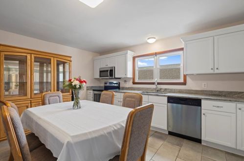 5 Fay St, Tiverton, RI 02878-1515