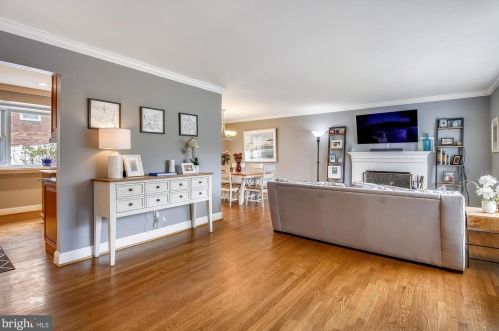 6751 Fern Ln, Annandale, VA 22003-1904
