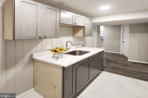 8406 Great Lake Ln, Springfield VA  22153-4004 exterior