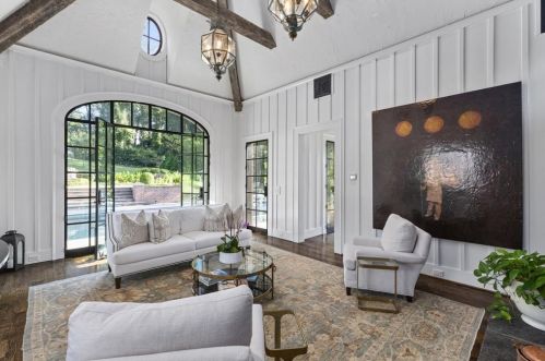 2860 Habersham Rd, Atlanta GA  30305-2959 exterior