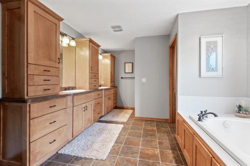 2332 Fieldstone Curv, Saint Paul MN  55129-6218 exterior