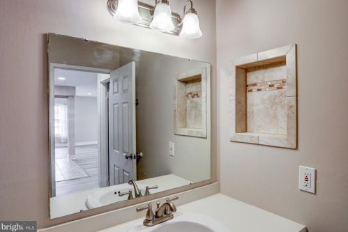 17 Valleybrook Dr, Lancaster PA  17601-4619 exterior