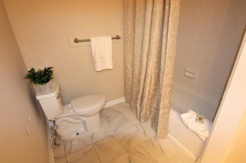 71 Montre Sq, Atlanta GA  30327-4044 exterior