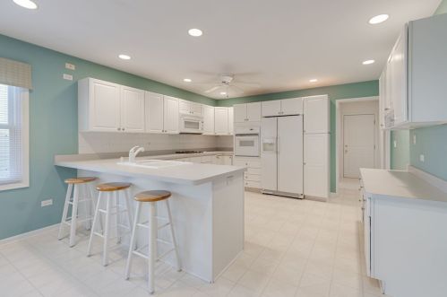 204 Julie Ln, Pingree Grove IL  60140-8379 exterior