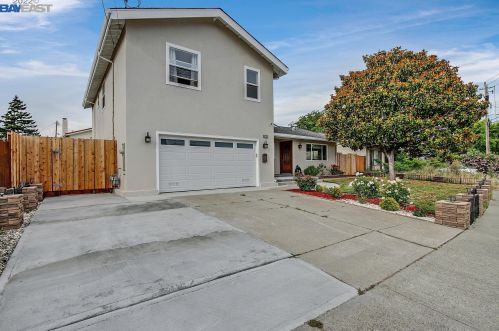 6735 Maple Dr, Pleasanton, CA 94568-2552