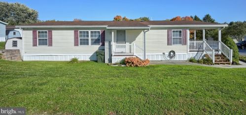 104 Dovefield Dr, Lancaster PA  exterior