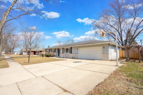 204 Illini Dr, Minooka, IL 60447-8736
