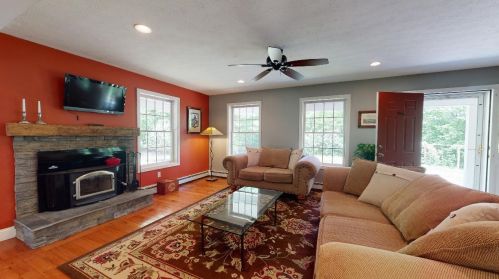 1621 River Rd, Weare, NH 03281-4721