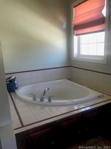 115 Edgewood Rd, Niantic CT  06357-1615 exterior