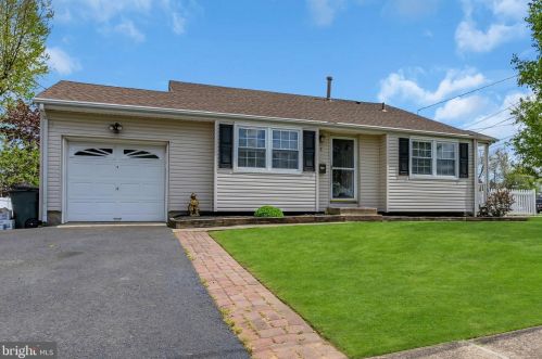 2 Pleasant Dr, Trenton, NJ 08620-1512