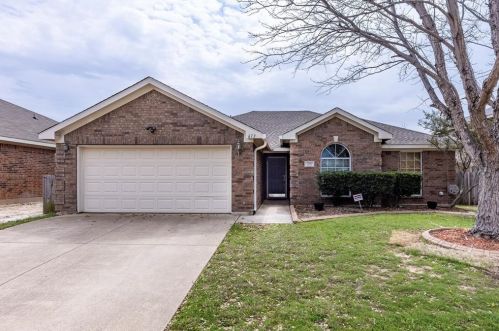 613 Cranbrook Dr, Fort Worth, TX 76131-4238