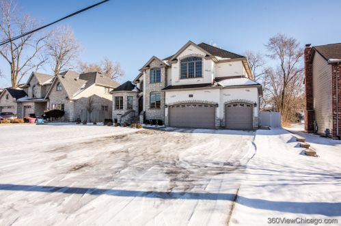 8821 Oneill Dr, Willowbrook, IL 60527-6261