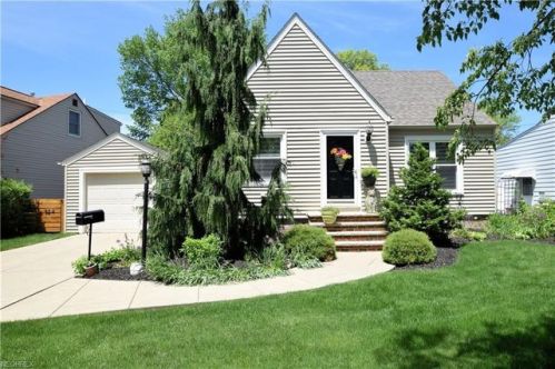 8214 Greenlawn Ave, Cleveland OH  44129-2435 exterior