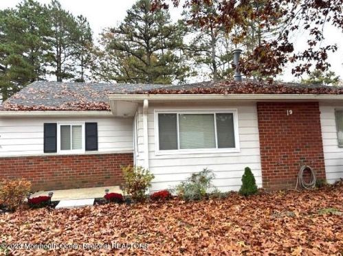 19 Pheasant St, Lakehurst, NJ 08759-5118