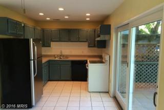 8800 Ridge Hollow Ct, Springfield VA  22152-1433 exterior