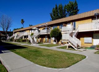 6610 Vanalden Ave, Los Angeles CA  91335-5049 exterior