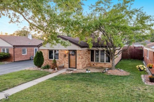 3164 Park Lane Dr, Chicago, IL 60803-4534