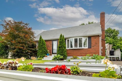 42 Arnold St, Middletown, CT 06457-5402